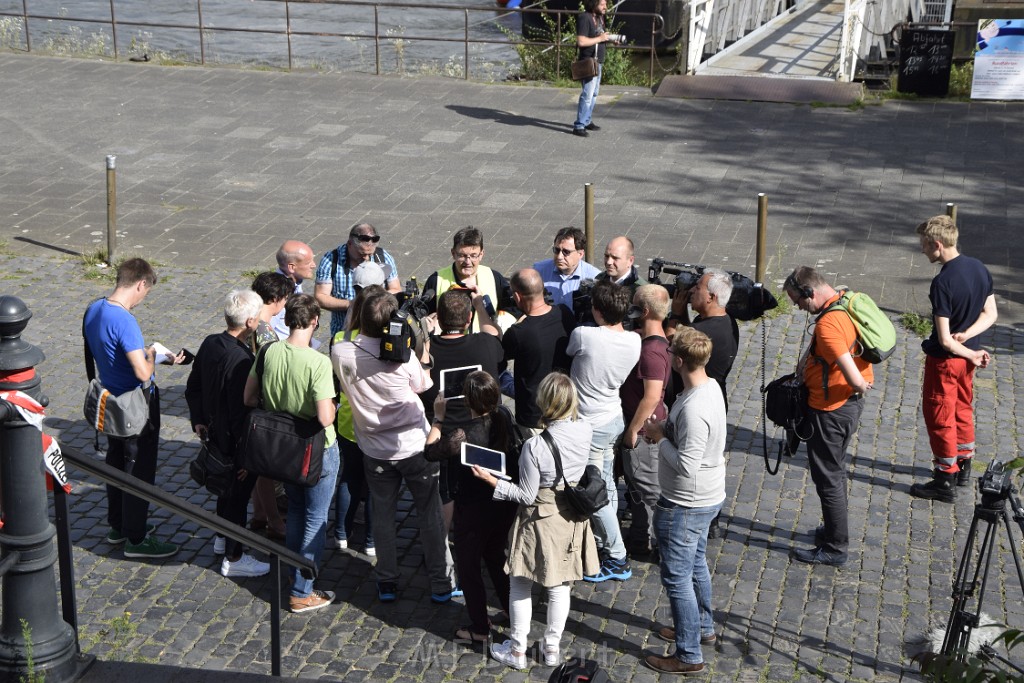 Koelner Seilbahn Gondel blieb haengen Koeln Linksrheinisch P187.JPG - Miklos Laubert